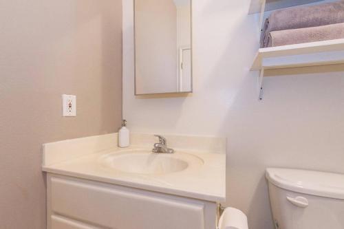 Silverlake Sunset Studio Apartment 7.47