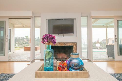Hollywood Hills Home, Pool, Views, Lake