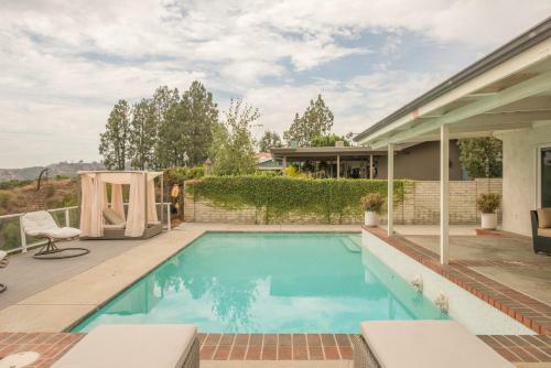 Hollywood Hills Home, Pool, Views, Lake