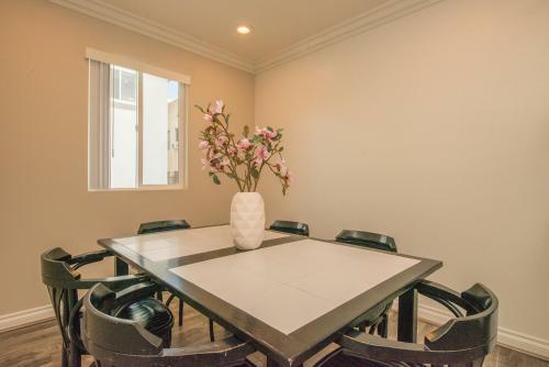 Chic Hollywood Home - Central To Everything