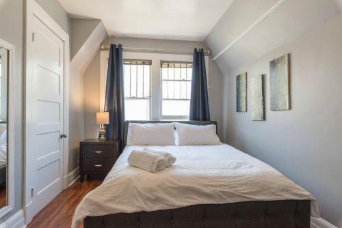 The Victorian 3 Bedroom Apartment 2.4