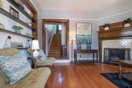 The Victorian 3 Bedroom Apartment 2.4