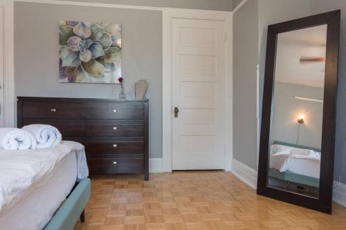 The Victorian 3 Bedroom Apartment 2.4
