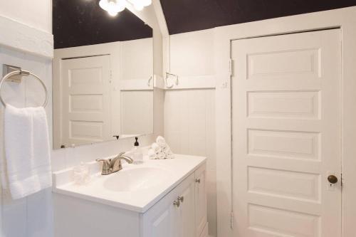 The Victorian 3 Bedroom Apartment 2.4
