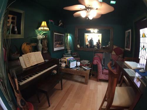 Hollywood Bed & Breakfast