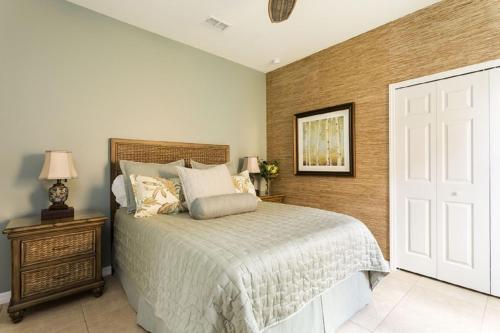 Six-bedroom Yellow Villa #174