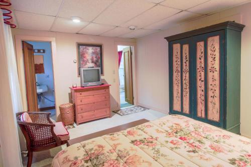 Amato Carriage House, Lower Level