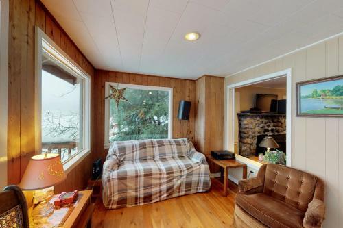 Hall's All-seasons Lake House
