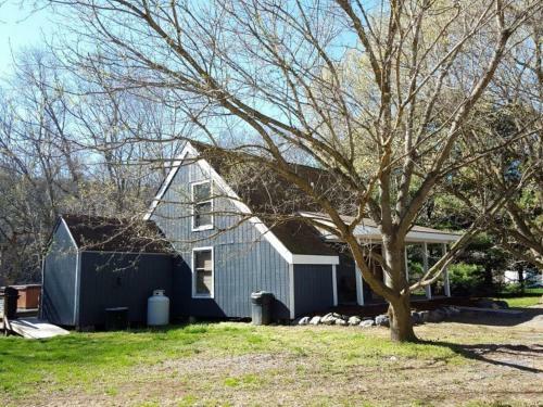 The Jive - Christophers Riverside Cabin 1