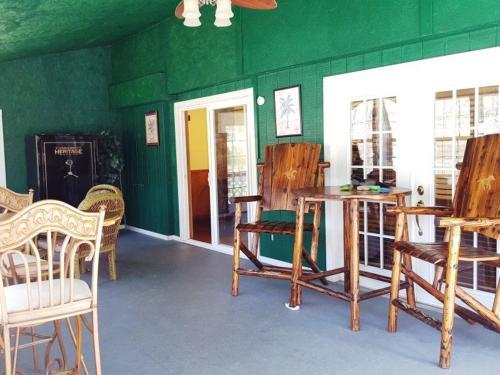 The Jive - Christophers Riverside Cabin 1