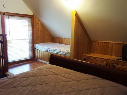 The Jive - Christophers Riverside Cabin 1