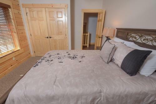 Rockledge Manor Four-bedroom Holiday Home
