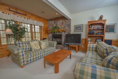 Rock Lodge Cabin Four-bedroom Holiday Home