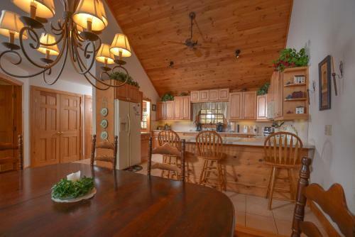 Rock Lodge Cabin Four-bedroom Holiday Home