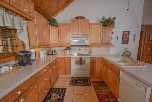 Rock Lodge Cabin Four-bedroom Holiday Home
