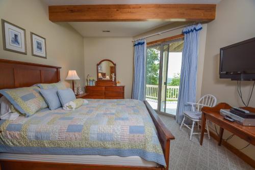 On Eagle's Wings Four-bedroom Holiday Home