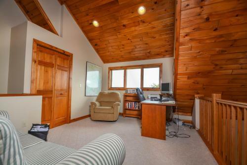 On Eagle's Wings Four-bedroom Holiday Home