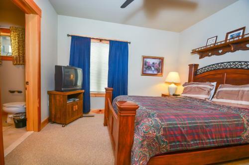 Touch The Sky Four-bedroom Townhome