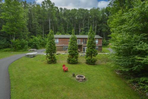 Hillside Hideaway Five-bedroom Holiday Home