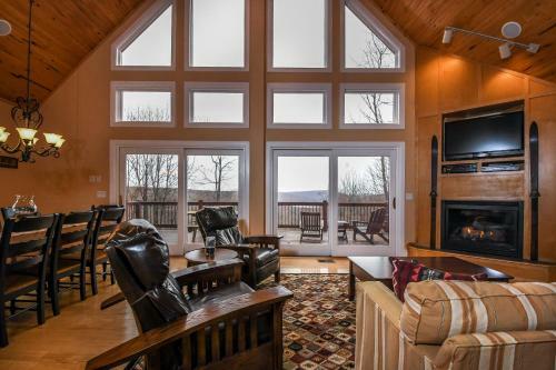 Wisp' N Away Five-bedroom Holiday Home