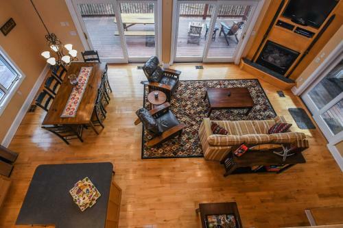 Wisp' N Away Five-bedroom Holiday Home