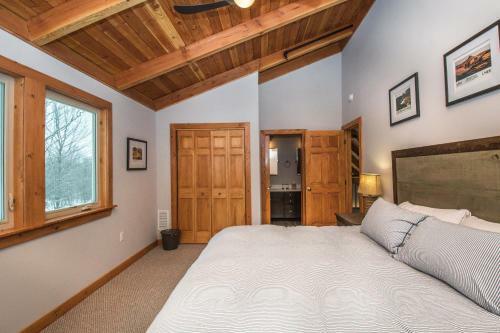 Mountain Crest Villa Five-bedroom Holiday Home