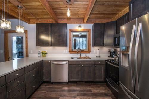 Mountain Crest Villa Five-bedroom Holiday Home