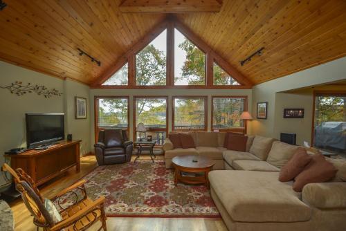 Lake Reflections Four-bedroom Holiday Home