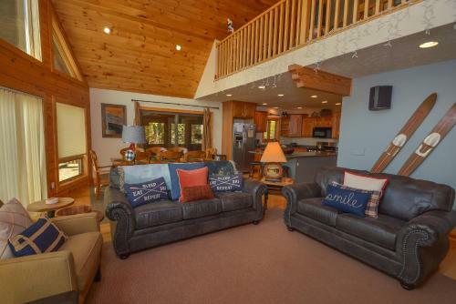 Hootenanny Five-bedroom Holiday Home