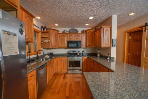 Hootenanny Five-bedroom Holiday Home