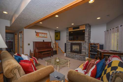 Hootenanny Five-bedroom Holiday Home