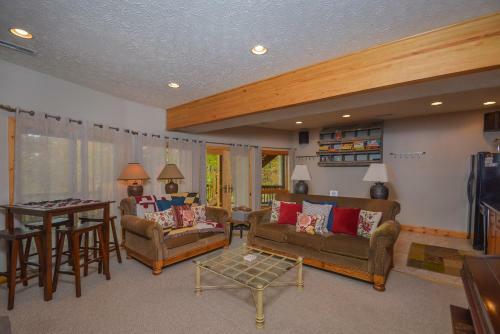 Hootenanny Five-bedroom Holiday Home
