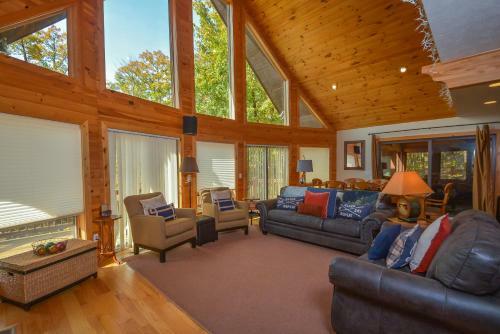 Hootenanny Five-bedroom Holiday Home