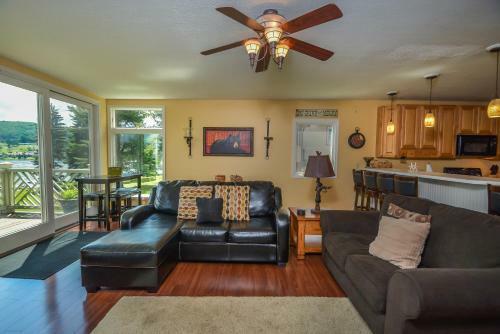 Creeks Edge Three-bedroom Holiday Home