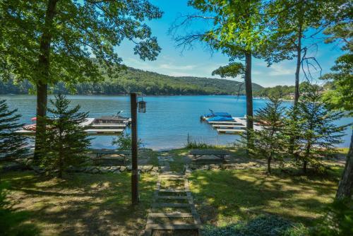 Whispering Oaks Three-bedroom Holiday Home