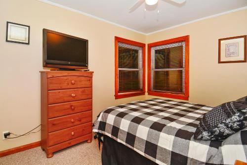 Whispering Oaks Three-bedroom Holiday Home