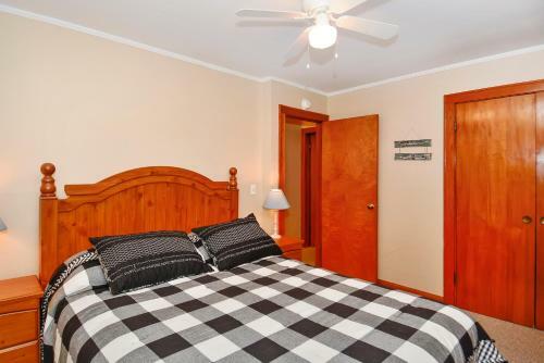 Whispering Oaks Three-bedroom Holiday Home