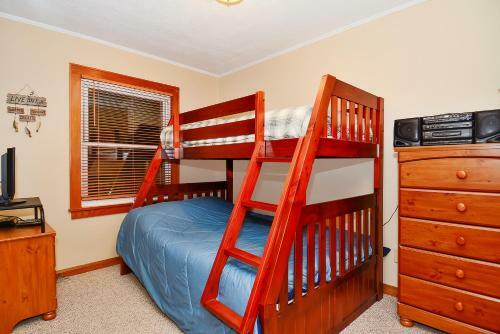Whispering Oaks Three-bedroom Holiday Home