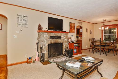 Whispering Oaks Three-bedroom Holiday Home