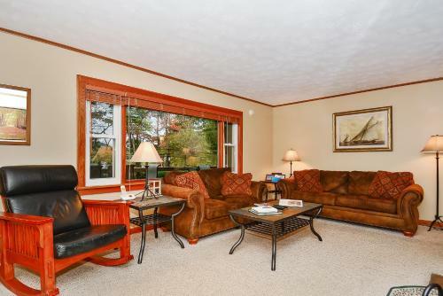 Whispering Oaks Three-bedroom Holiday Home