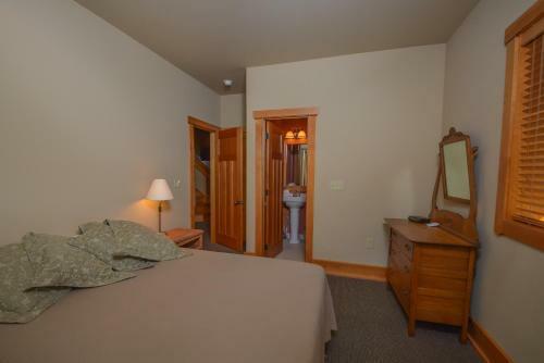 Lake Effect Five-bedroom Holiday Home