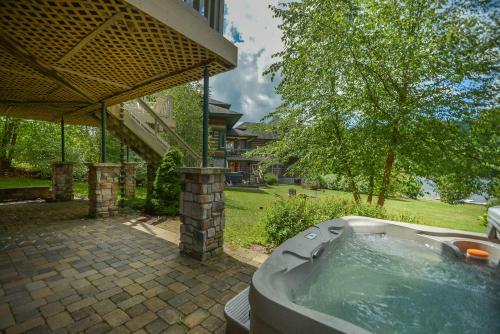 Lake Effect Five-bedroom Holiday Home