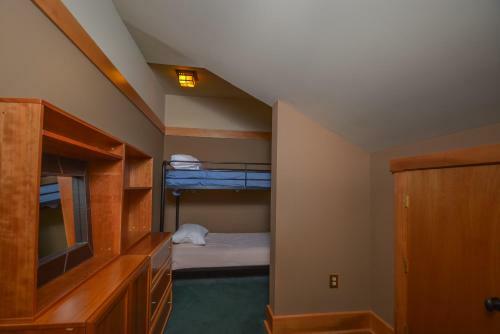 Lake Effect Five-bedroom Holiday Home