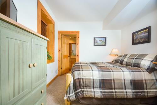 Bear Necessity Four-bedroom Holiday Home
