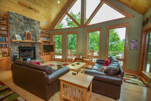 Wispering Heights Four-bedroom Holiday Home