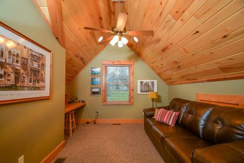 Wispering Heights Four-bedroom Holiday Home