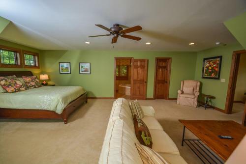 Mountainlair Five-bedroom Holiday Home
