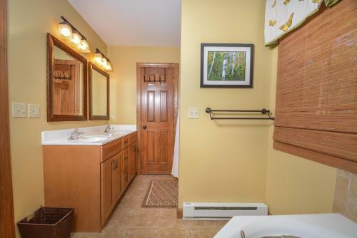 Mountainlair Five-bedroom Holiday Home