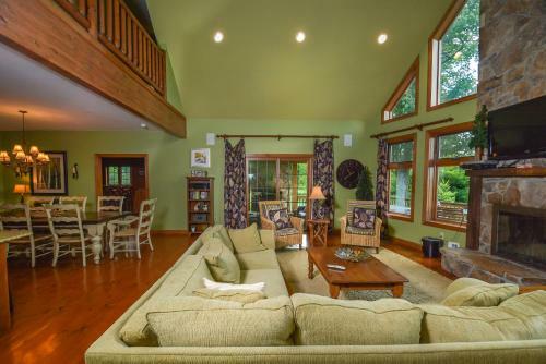 Mountainlair Five-bedroom Holiday Home