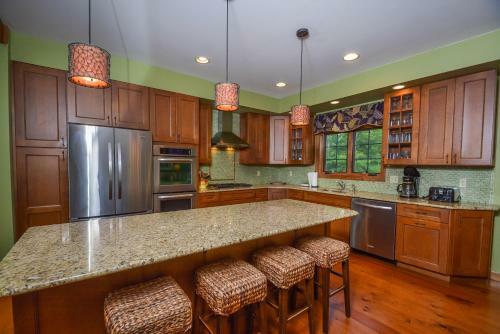Mountainlair Five-bedroom Holiday Home